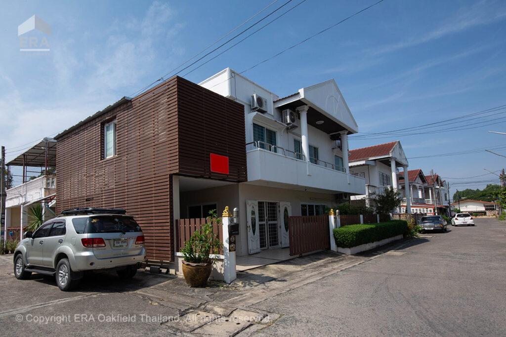 Very spacious home house close to great schools in the middle of Rayong.