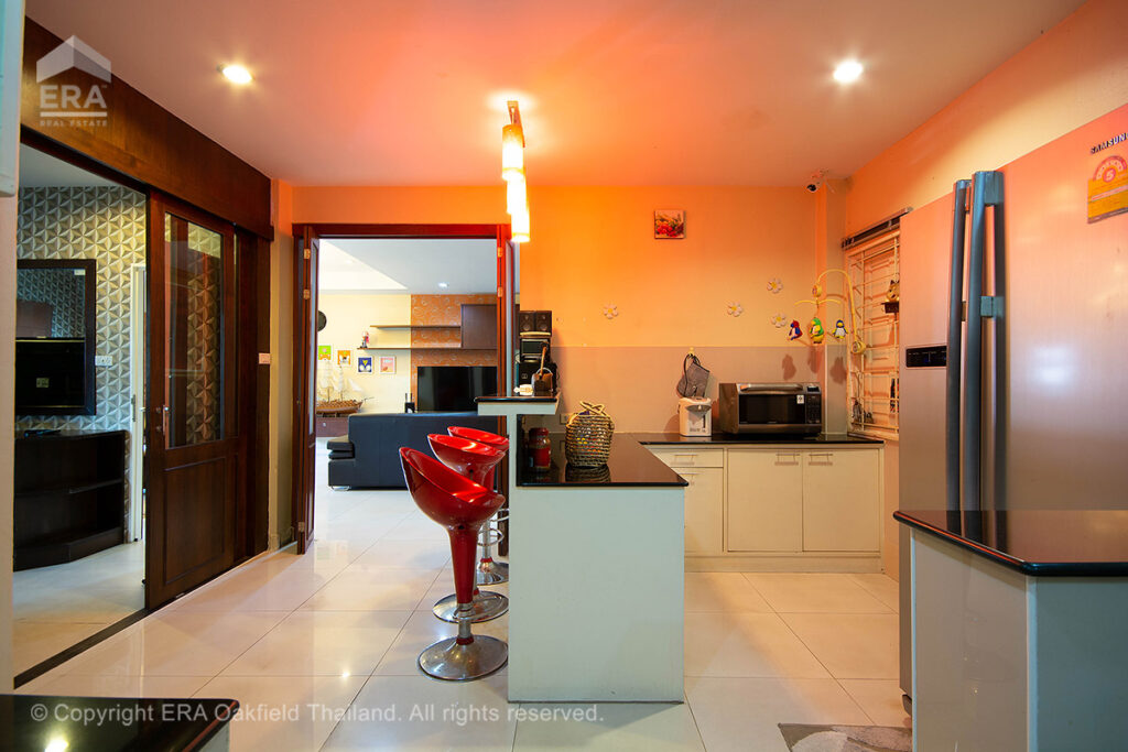 Very spacious home house close to great schools in the middle of Rayong.