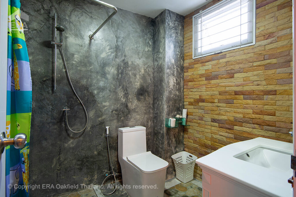 Very spacious home house close to great schools in the middle of Rayong.