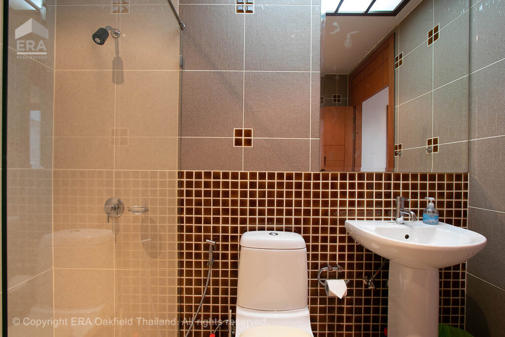 Underbar takvåning med spektakulär utsikt – ett exklusivt boende som kombinerar rymliga ytor, hög komfort och ett läge som verkligen imponerar.