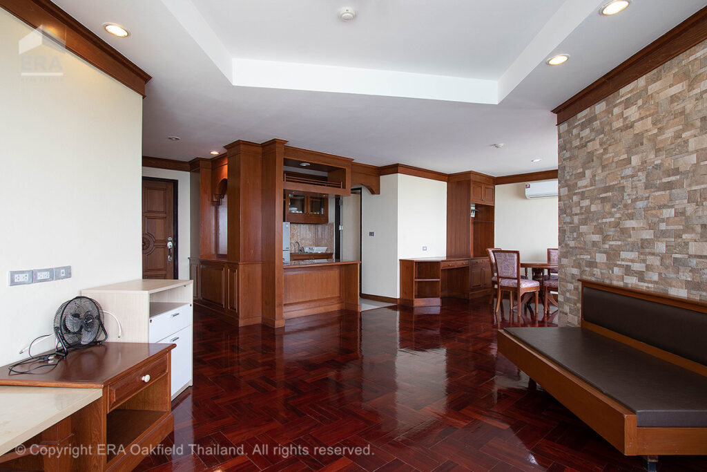 Extra ordinary sea view condo close to many amenities.
