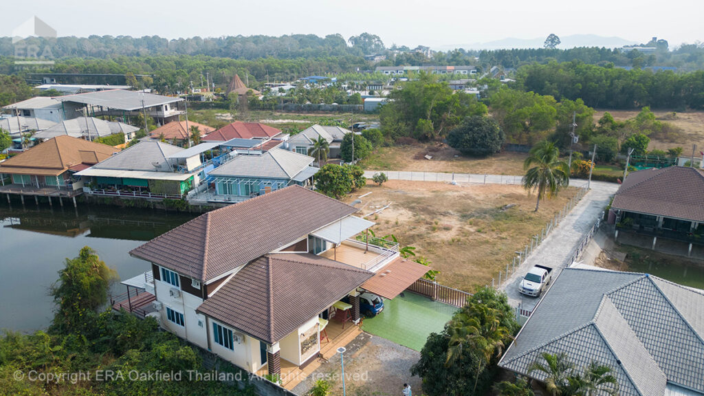 บ้านริมคลองขนาด 1 งาน ตั้งอยู่บนทำเลที่ดีเยี่ยม พร้อมพื้นที่ใช้สอยกว้างขวาง แบ่งสัดส่วนอย่างลงตัว เหมาะสำหรับการพักผ่อนและการใช้ชีวิตอย่างสะดวกสบาย