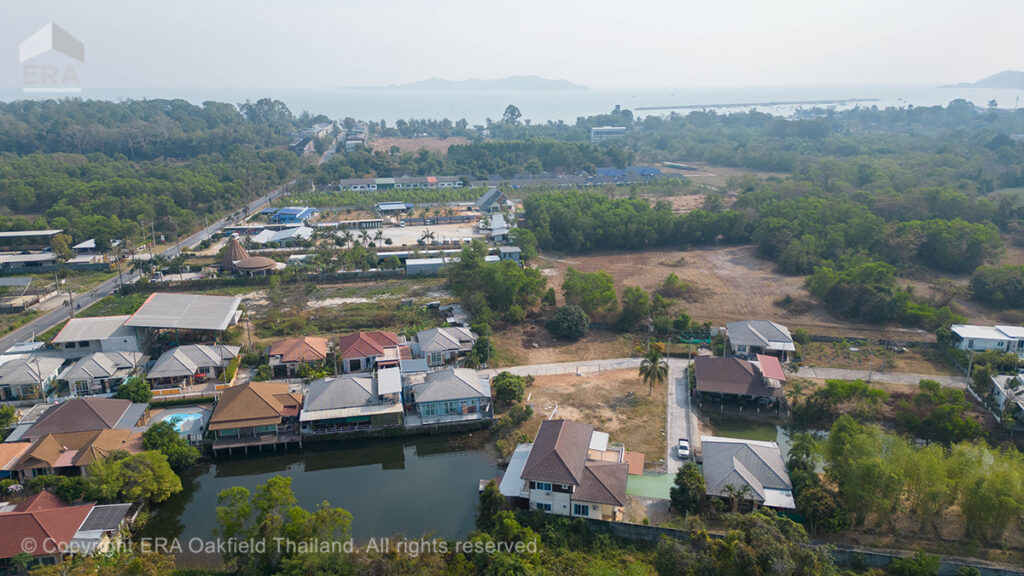 บ้านริมคลองขนาด 1 งาน ตั้งอยู่บนทำเลที่ดีเยี่ยม พร้อมพื้นที่ใช้สอยกว้างขวาง แบ่งสัดส่วนอย่างลงตัว เหมาะสำหรับการพักผ่อนและการใช้ชีวิตอย่างสะดวกสบาย