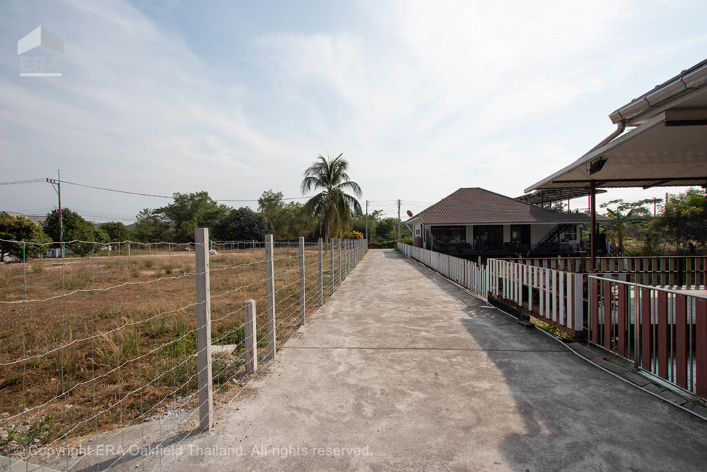 บ้านริมคลองขนาด 1 งาน ตั้งอยู่บนทำเลที่ดีเยี่ยม พร้อมพื้นที่ใช้สอยกว้างขวาง แบ่งสัดส่วนอย่างลงตัว เหมาะสำหรับการพักผ่อนและการใช้ชีวิตอย่างสะดวกสบาย