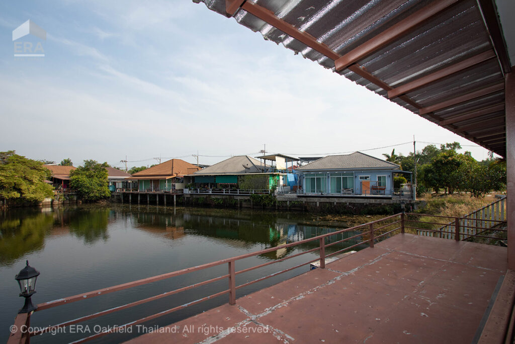 บ้านริมคลองขนาด 1 งาน ตั้งอยู่บนทำเลที่ดีเยี่ยม พร้อมพื้นที่ใช้สอยกว้างขวาง แบ่งสัดส่วนอย่างลงตัว เหมาะสำหรับการพักผ่อนและการใช้ชีวิตอย่างสะดวกสบาย