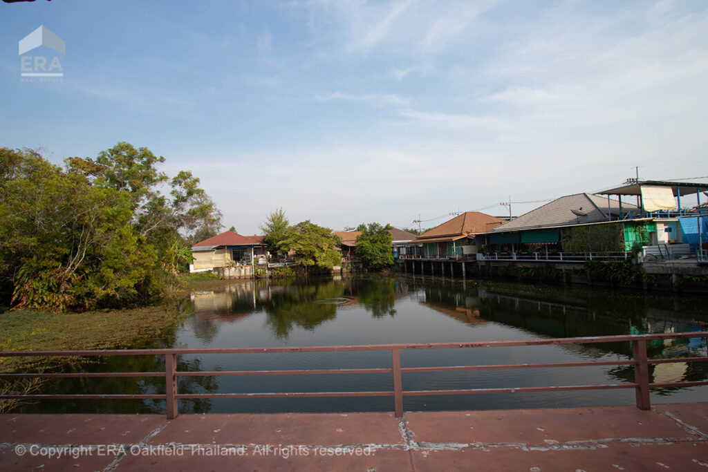 บ้านริมคลองขนาด 1 งาน ตั้งอยู่บนทำเลที่ดีเยี่ยม พร้อมพื้นที่ใช้สอยกว้างขวาง แบ่งสัดส่วนอย่างลงตัว เหมาะสำหรับการพักผ่อนและการใช้ชีวิตอย่างสะดวกสบาย