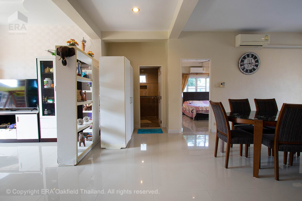 บ้านริมคลองขนาด 1 งาน ตั้งอยู่บนทำเลที่ดีเยี่ยม พร้อมพื้นที่ใช้สอยกว้างขวาง แบ่งสัดส่วนอย่างลงตัว เหมาะสำหรับการพักผ่อนและการใช้ชีวิตอย่างสะดวกสบาย