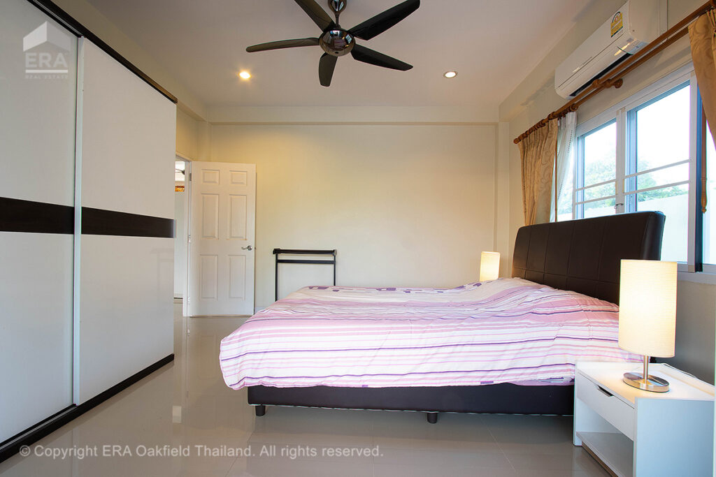 บ้านริมคลองขนาด 1 งาน ตั้งอยู่บนทำเลที่ดีเยี่ยม พร้อมพื้นที่ใช้สอยกว้างขวาง แบ่งสัดส่วนอย่างลงตัว เหมาะสำหรับการพักผ่อนและการใช้ชีวิตอย่างสะดวกสบาย