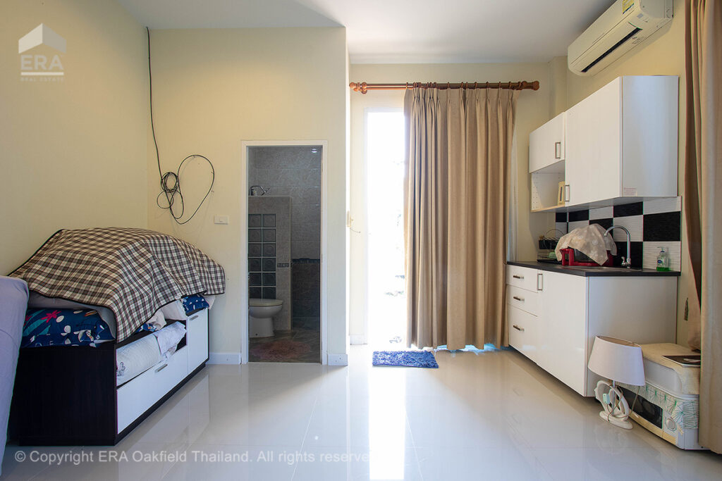 บ้านริมคลองขนาด 1 งาน ตั้งอยู่บนทำเลที่ดีเยี่ยม พร้อมพื้นที่ใช้สอยกว้างขวาง แบ่งสัดส่วนอย่างลงตัว เหมาะสำหรับการพักผ่อนและการใช้ชีวิตอย่างสะดวกสบาย