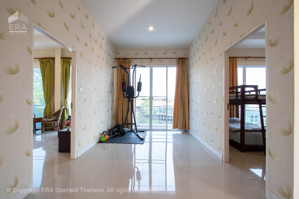 บ้านริมคลองขนาด 1 งาน ตั้งอยู่บนทำเลที่ดีเยี่ยม พร้อมพื้นที่ใช้สอยกว้างขวาง แบ่งสัดส่วนอย่างลงตัว เหมาะสำหรับการพักผ่อนและการใช้ชีวิตอย่างสะดวกสบาย