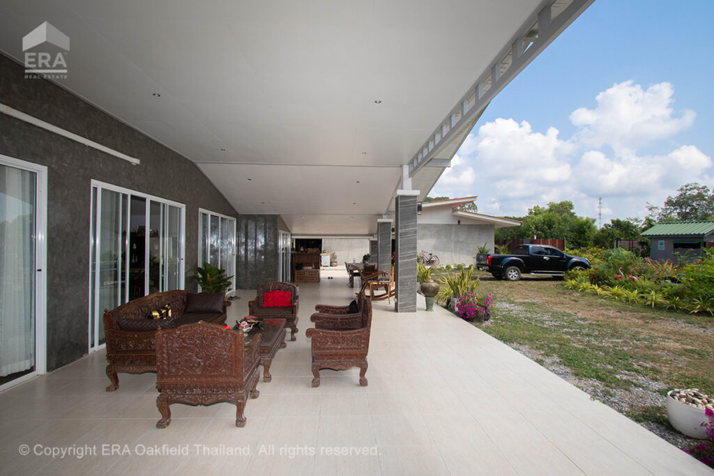 ที่ดินแปลงใหญ่พร้อมวิลล่าหรู กว้างขวาง