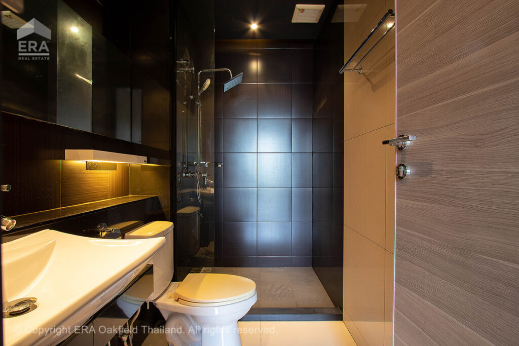 Condominium in the heart of Rayong city, quiet atmosphere, with convenience from complete facilities.