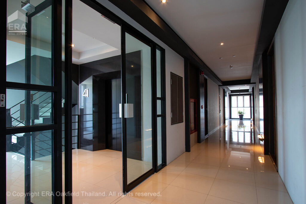 Condominium in the heart of Rayong city, quiet atmosphere, with full amenities (large room)