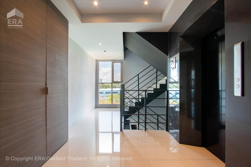 Condominium in the heart of Rayong city, quiet atmosphere, with convenience from complete facilities.