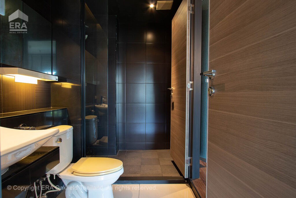 Condominium in the heart of Rayong city, quiet atmosphere, with full amenities (large room)