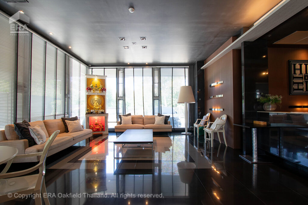 Condominium in the heart of Rayong city, quiet atmosphere, with full amenities (large room)