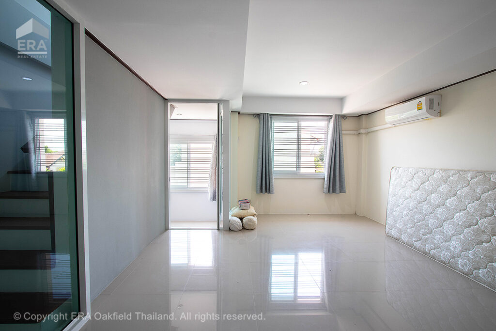 Kommersiell byggnad, utmärkt läge i hjärtat av Rayong City, nära skolor och bekvämligheter