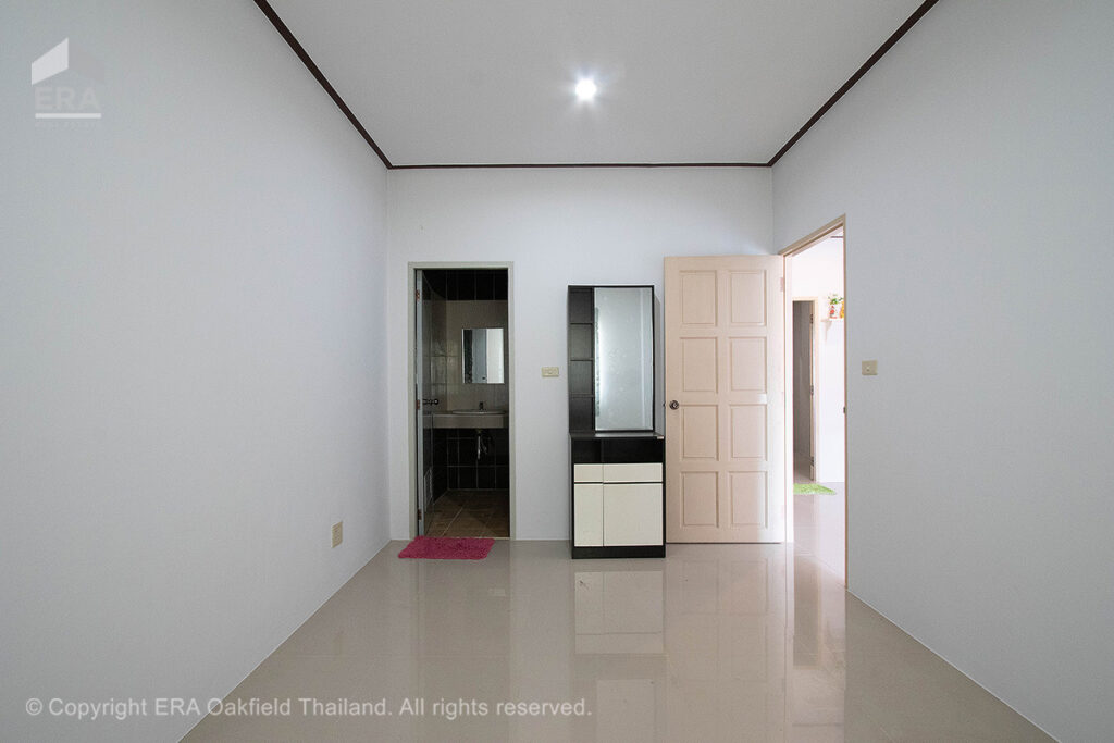Kommersiell byggnad, utmärkt läge i hjärtat av Rayong City, nära skolor och bekvämligheter