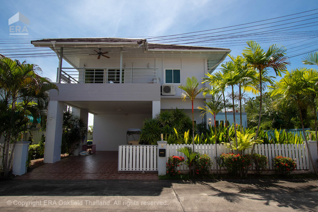 บ้านกลางเมืองบ้านฉางมีสระว่ายน้ำเดินทางสะดวก เหมาะกับลงทุน หรือซื้อไว้อยู่เอง