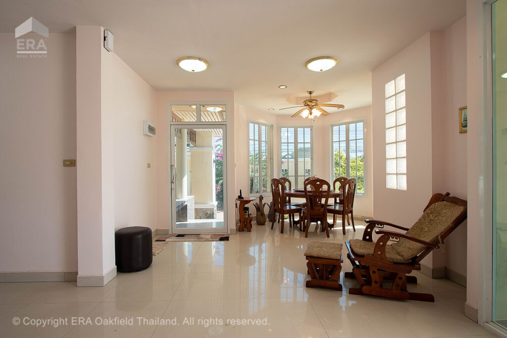 Fin villa med privat pool nära Rayong city