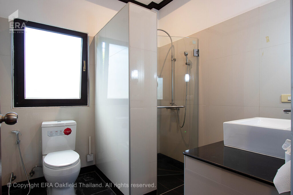 Exclusive villa with pool on large plot in Eastern Star Golf in Ban Chang
