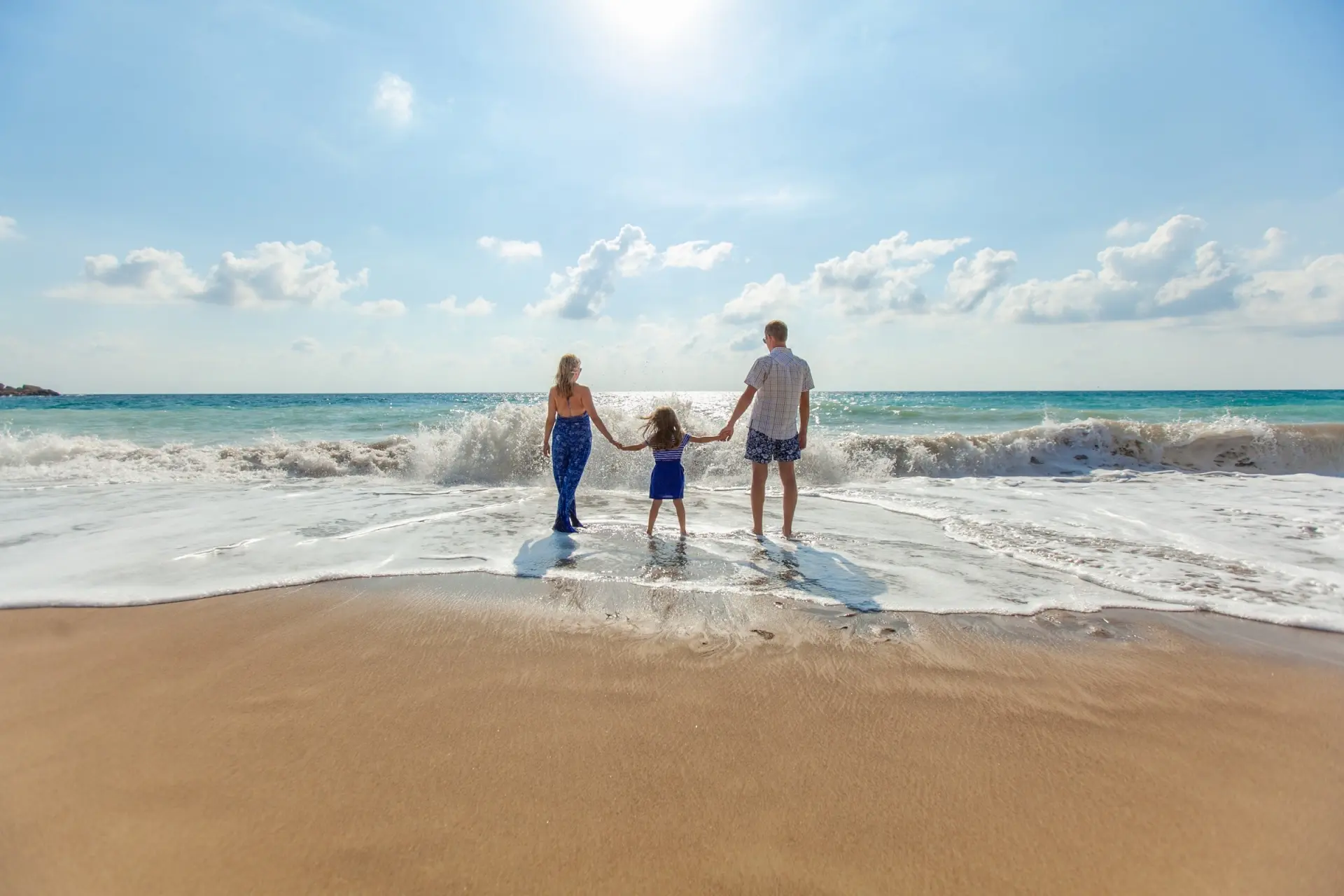 Familj på stranden i Rayong